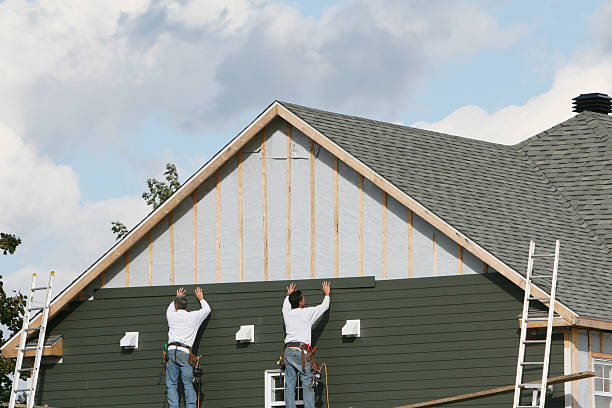 Professional Siding Contractor technician working in Radnor, OH